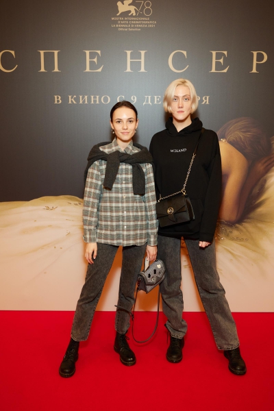 Водонаева в косынке, Милославская в шапке Смурфа: как прошла премьера фильма «Спенсер»