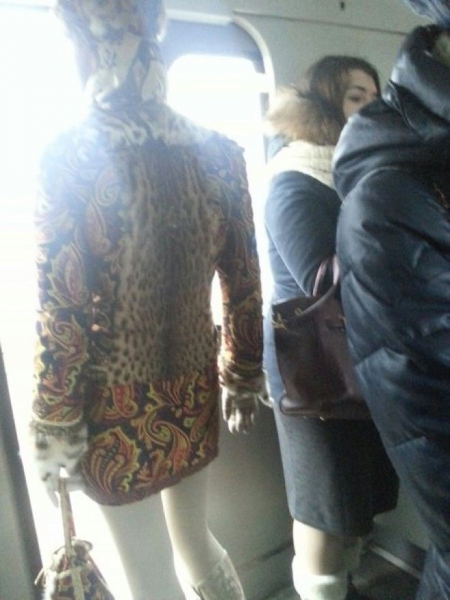 SМодные люди в метро осторожно здесь может быть ваша фотография