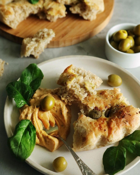 К хумусу и сливочному сыру: готовим фокаччу с оливками