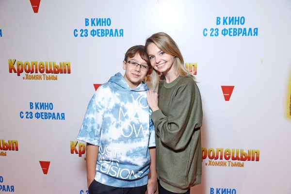 Эвелина Бледанс, Мария Прорвич, Марьяна Спивак с сыновьями на премьере анимационного фильма «Кролецып и Хомяк Тьмы»