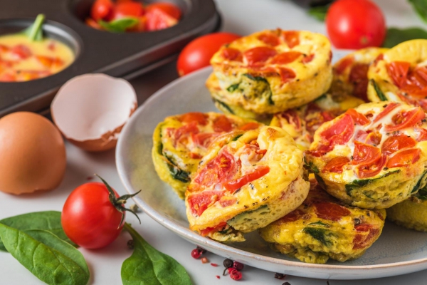 Идея для завтрака: готовим омлет-маффин с овощами и фетой
