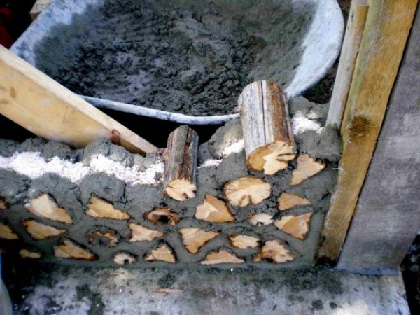 Поленья при укладке не должны касаться друг друга