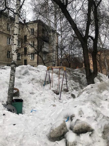 Качели высвобождаются из-под снега. | Фото: ЯПлакалъ. Качели высвобождаются изпод снега Фото ЯПлакалъ