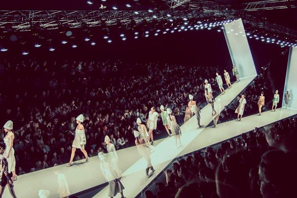 Неделя моды MBFW Russia сократила международную программу и добавила антисептиков