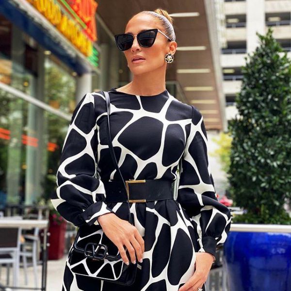 На зависть 50-летним! Дженнифер Лопес показала идеальные формы