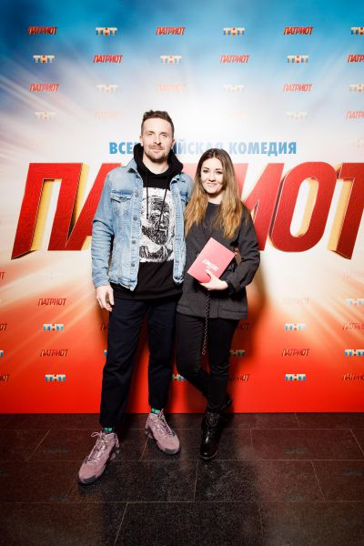 Андрей Черкасов с беременной женой, Роман Гриценко с новой девушкой и другие звезды на премьере сериала «Патриот» 