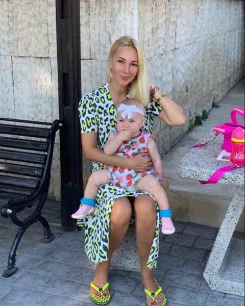 Вот и 49! В день рождения Лера Кудрявцева опубликовала редкие фото из роддома