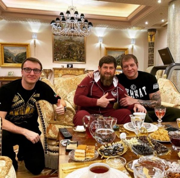 Александр Емельяненко встретился на ринге с Рамзаном Кадыровым Александр Емельяненко встретился на ринге с Рамзаном Кадыровым