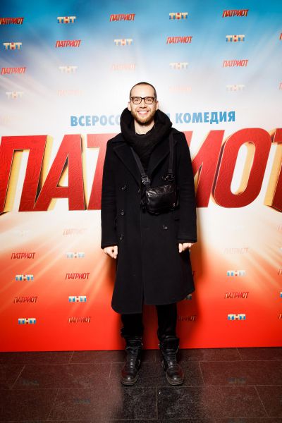 Андрей Черкасов с беременной женой, Роман Гриценко с новой девушкой и другие звезды на премьере сериала «Патриот» 