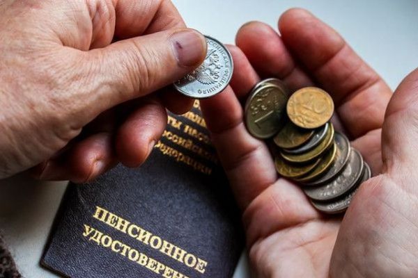 Пенсионерка держит мелочь