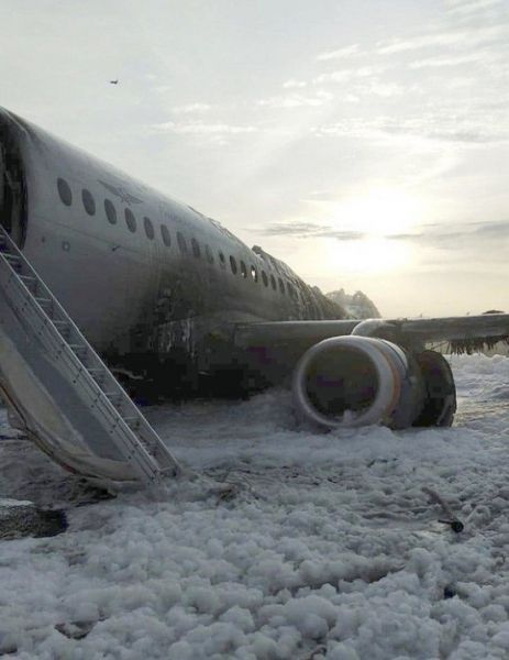 В аэропорту Шереметьево во время экстренной посадки загорелся пассажирский самолет (6 видео) В аэропорту Шереметьево во время экстренной посадки загорелся пассажирский самолет (6 видео)
