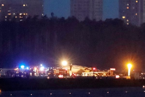 В аэропорту Шереметьево во время экстренной посадки загорелся пассажирский самолет (6 видео) В аэропорту Шереметьево во время экстренной посадки загорелся пассажирский самолет (6 видео)