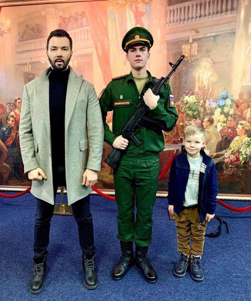 Мы без вас никуда! Знаменитости поздравляют с Днем защитника Отечества