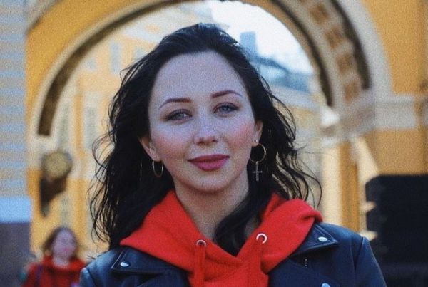 Елизавета Туктамышева в красной олимпийке и черной куртке Елизавета Туктамышева в красной олимпийке и черной куртке