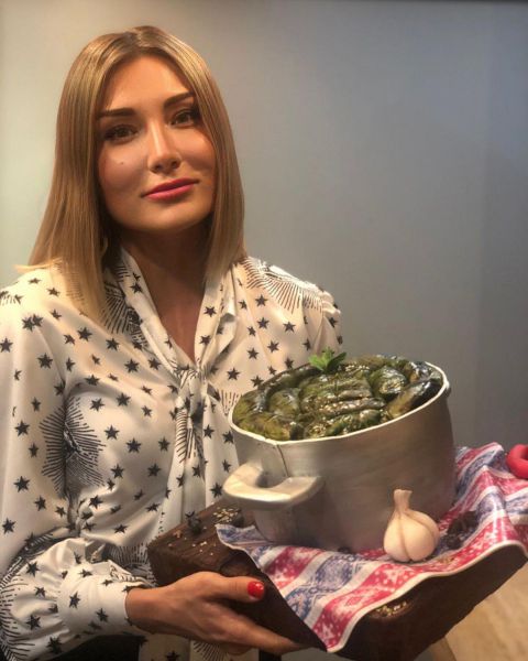 Кастрюля долмы: Жанна Мартиросян удивила мужа необычным тортом на день рождения