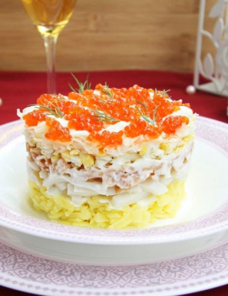 слоеный салат с кальмарами и креветками