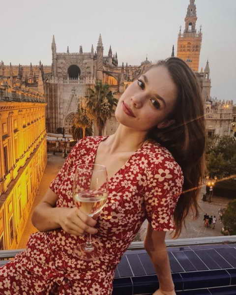Фото для взрослых: девушки в платьях