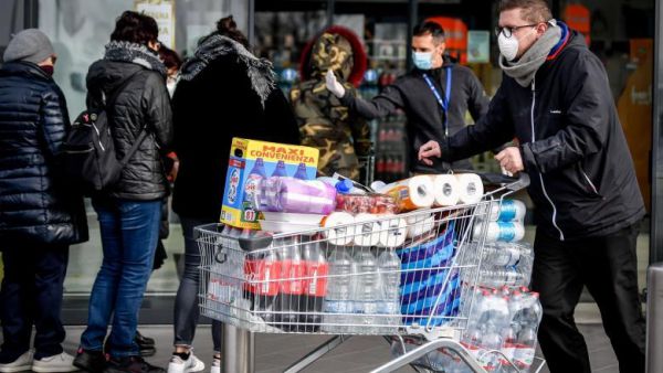 Ни продуктов, ни футбола: в Италии началась настоящая паника из-за коронавируса
