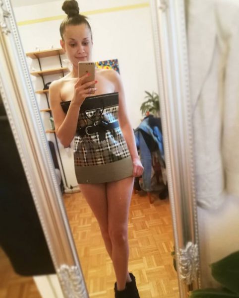 "Женщина-пакет" участвует в челлендже paperdresschallenge