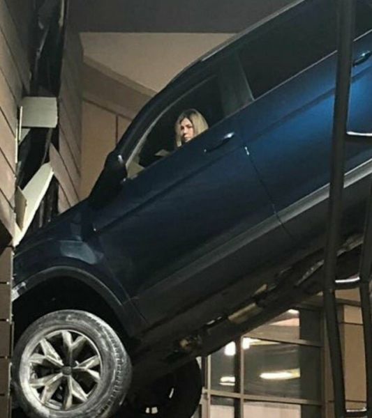 девушка неудачно припарковалась девушка неудачно припарковалась