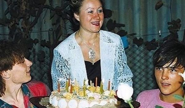 Шатунов (на фото справа) и его приемная мать