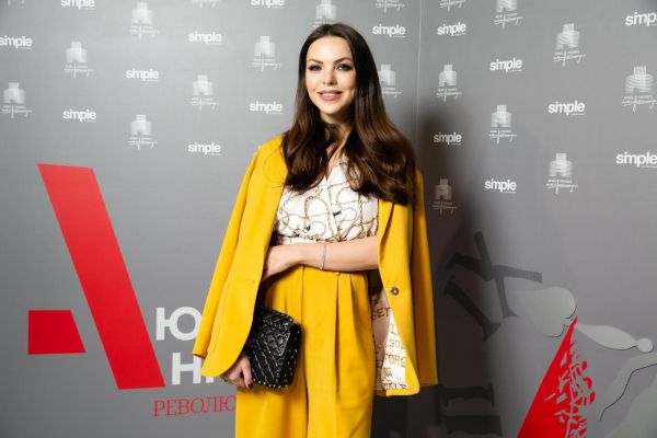 Беременная Марина Кравец, Юлия Меньшова и другие звезды на открытии выставки «Юрий Анненков. Революция за дверью» 