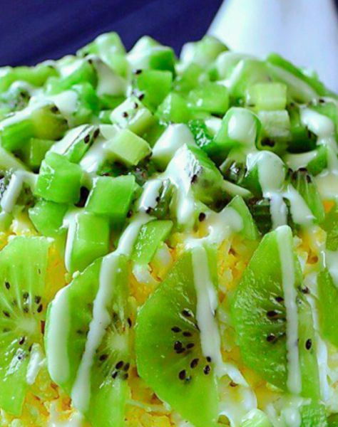 слоеный салат с кальмарами и киви
