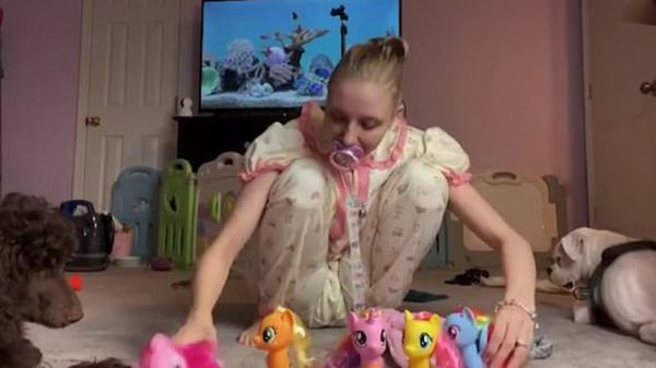 Девушка с соской Девушка с соской