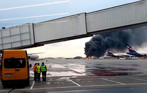 В аэропорту Шереметьево во время экстренной посадки загорелся пассажирский самолет (6 видео) В аэропорту Шереметьево во время экстренной посадки загорелся пассажирский самолет (6 видео)
