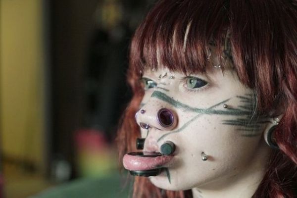 Кьяра с пирсингом, туннелями и тату на лице