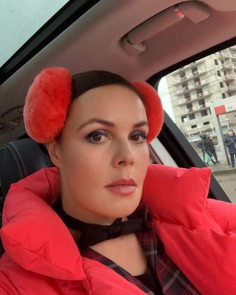 Все лицо — в иглах! Екатерина Андреева попробовала экстремальную процедуру омоложения
