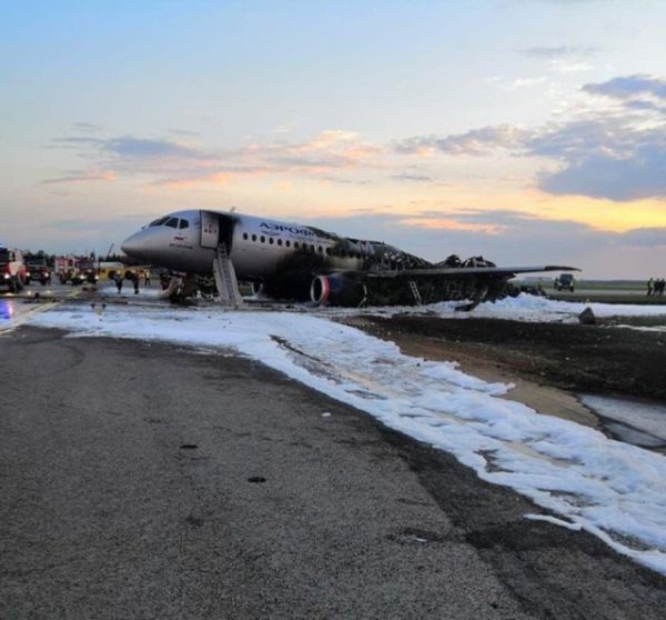 В аэропорту Шереметьево во время экстренной посадки загорелся пассажирский самолет (6 видео) В аэропорту Шереметьево во время экстренной посадки загорелся пассажирский самолет (6 видео)